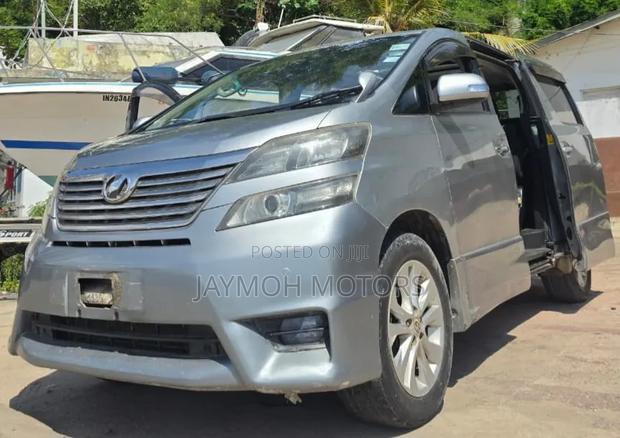 Toyota Alphard 2013 Silver