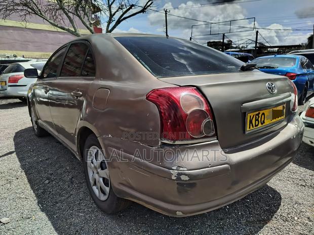 Toyota Avensis 2004 Brown