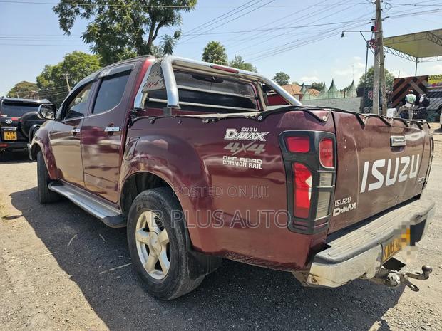 Isuzu D-MAX 2013 Maroon