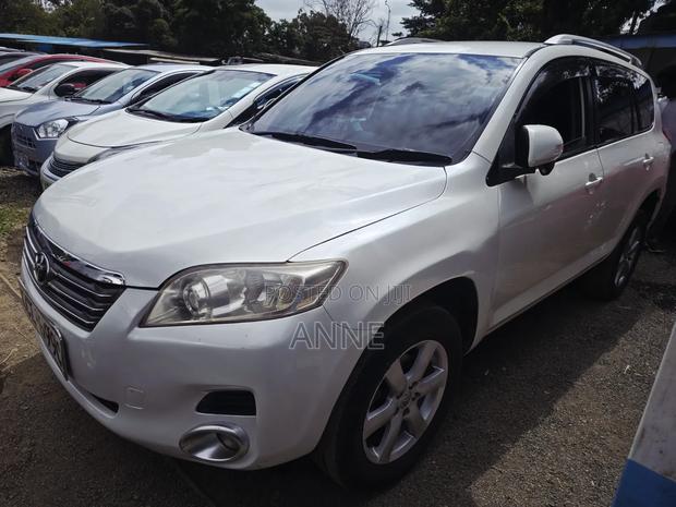 Toyota Vanguard 2011 White
