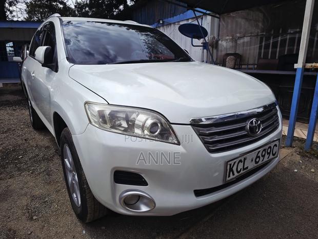 Toyota Vanguard 2011 White