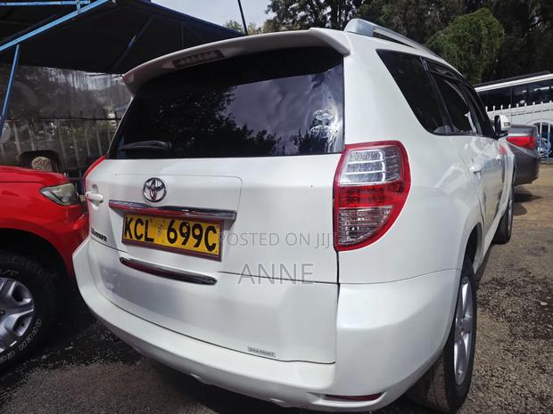 Toyota Vanguard 2011 White