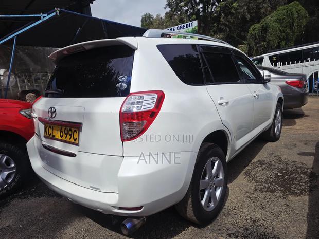 Toyota Vanguard 2011 White