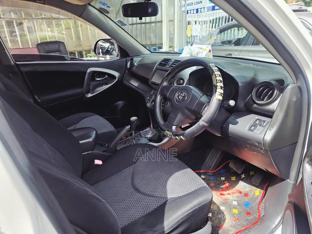 Toyota Vanguard 2011 White