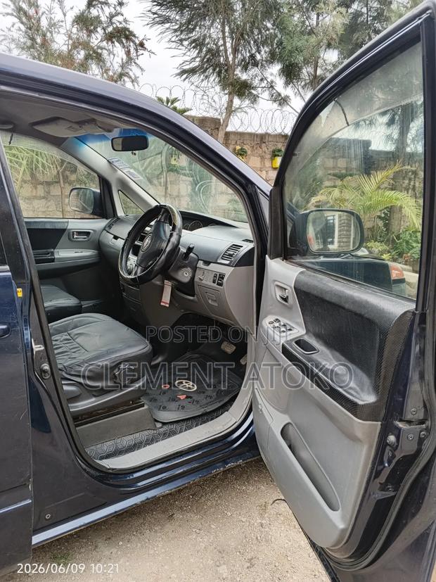 Toyota Voxy 2004 Black