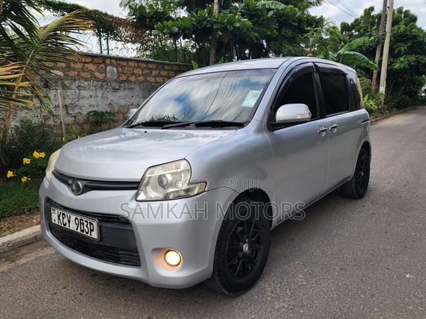 Toyota Sienta 2013 Silver