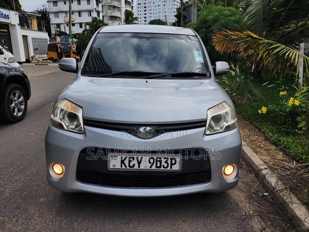 Toyota Sienta 2013 Silver