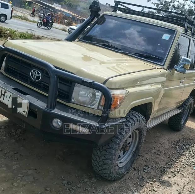 Toyota Land Cruiser 2014 Yellow