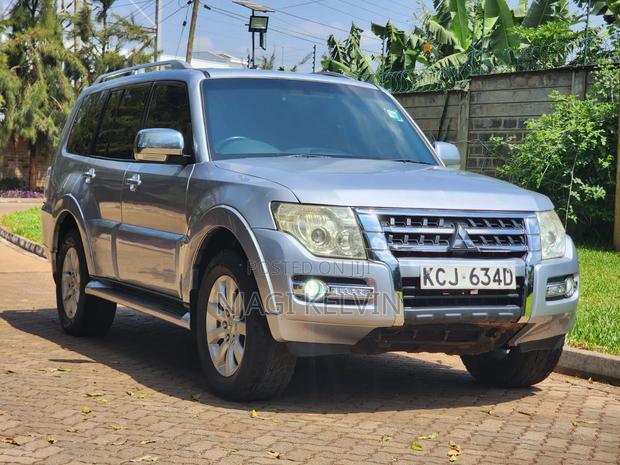 Mitsubishi Pajero 2010 Silver