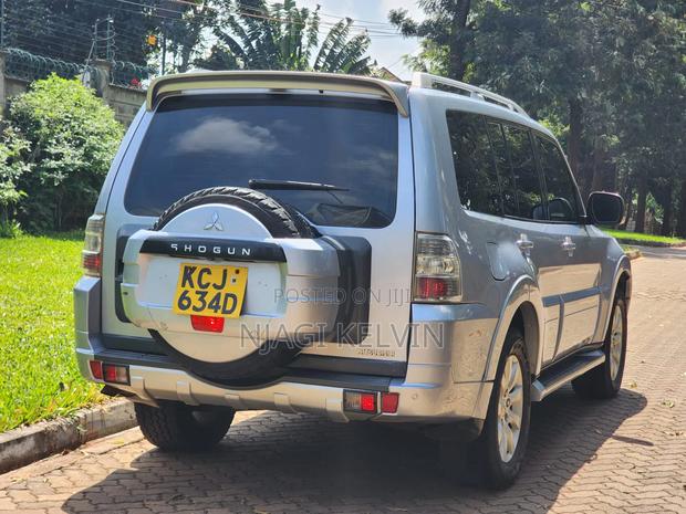 Mitsubishi Pajero 2010 Silver