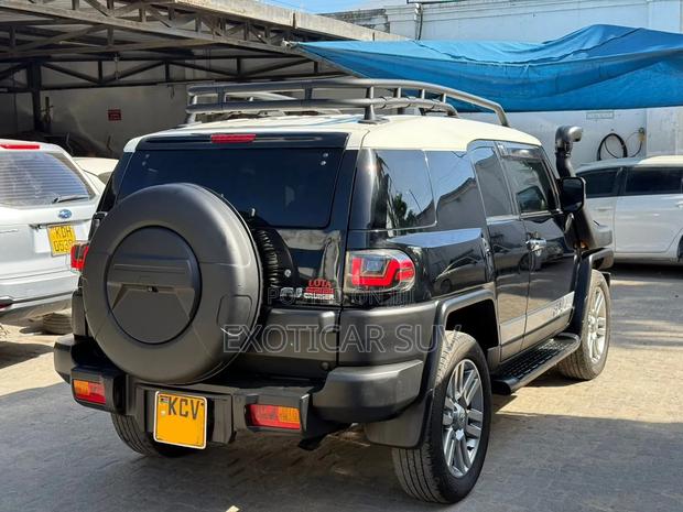 Toyota FJ Cruiser 4x4 Automatic 2012 Black