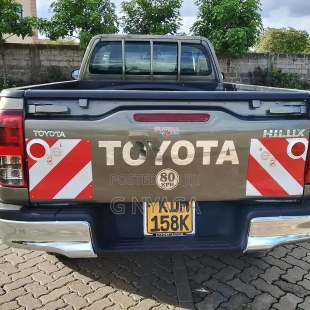 Toyota Hilux 2022 Gold
