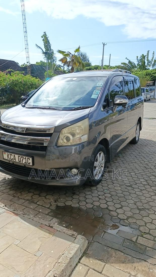 Toyota Noah 2.0 143hp FWD (7 Seater) 2007 Gray