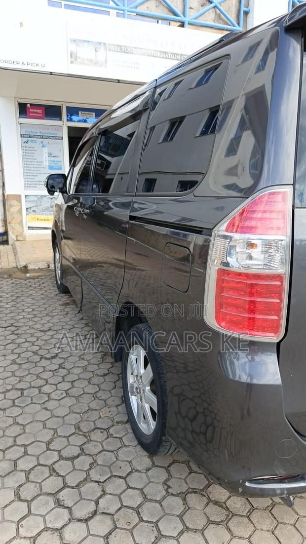 Toyota Noah 2.0 143hp FWD (7 Seater) 2007 Gray