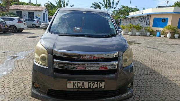 Toyota Noah 2.0 143hp FWD (7 Seater) 2007 Gray