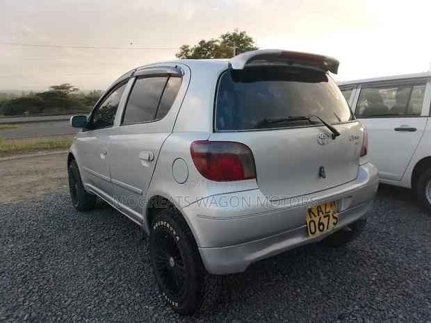 Toyota Vitz 2000 Silver