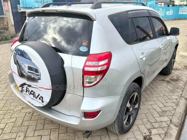 Toyota RAV4 2010 Silver