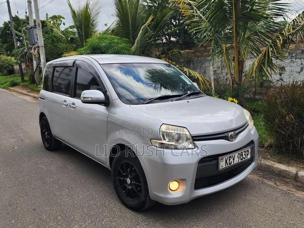 Toyota Sienta 2013 Silver