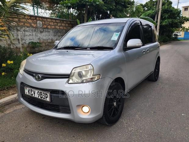 Toyota Sienta 2013 Silver