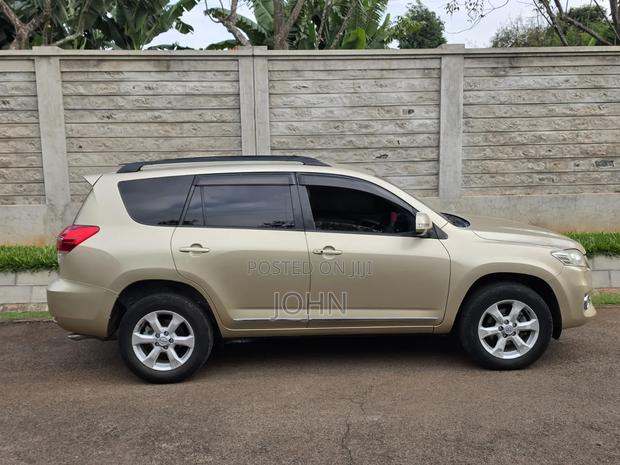 Toyota Vanguard 2012 Gold