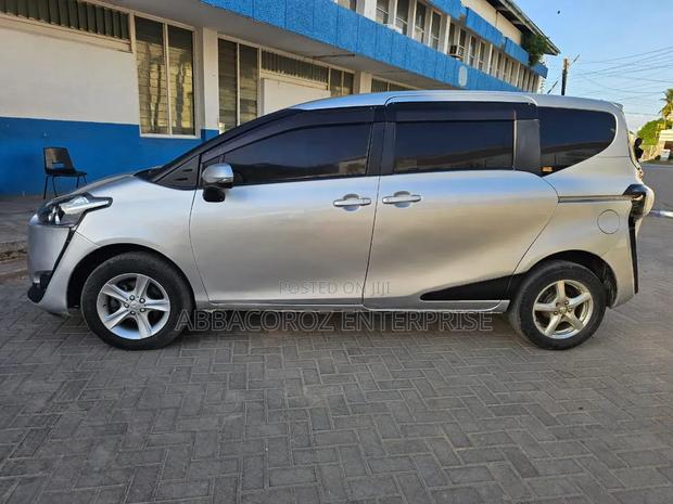 Toyota Sienta 2017 Silver