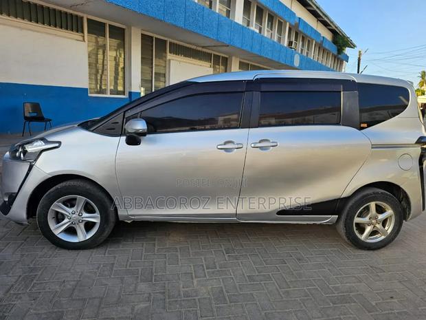 Toyota Sienta 2017 Silver