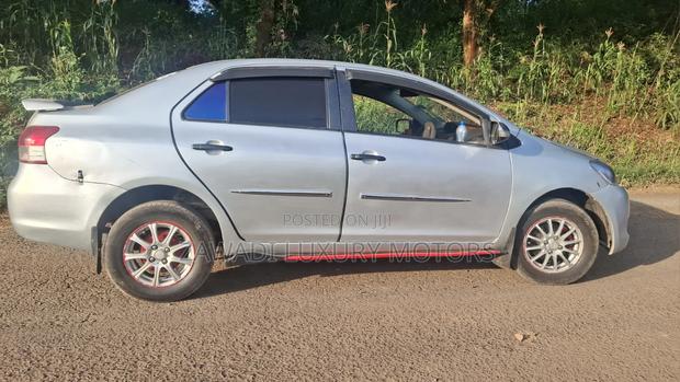 Toyota Belta 2010 Silver