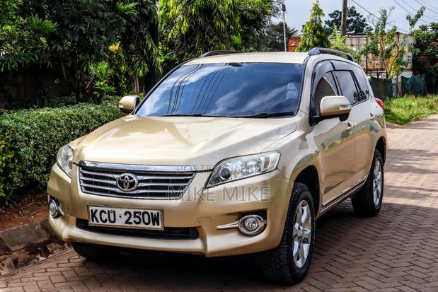 Toyota Vanguard 2011 Gold