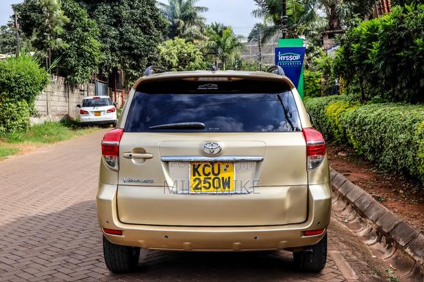 Toyota Vanguard 2011 Gold