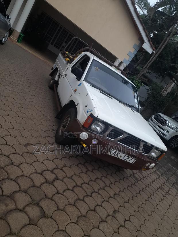 Nissan Pick-Up 1999 White