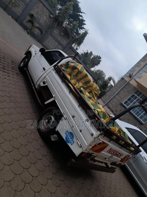 Nissan Pick-Up 1999 White