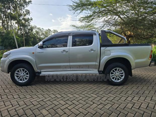 Toyota Hilux 2012 Silver