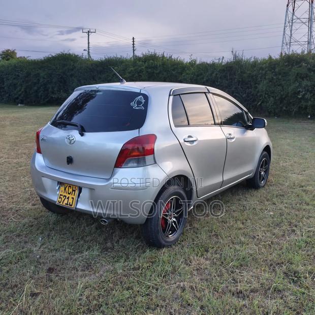 Toyota Vitz 2009 Silver
