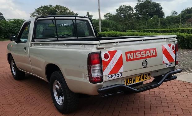 Nissan Hardbody 2013 Gray