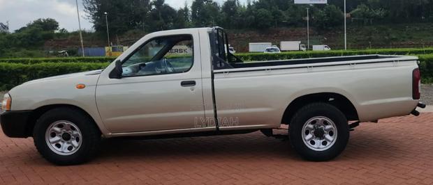 Nissan Hardbody 2013 Gray