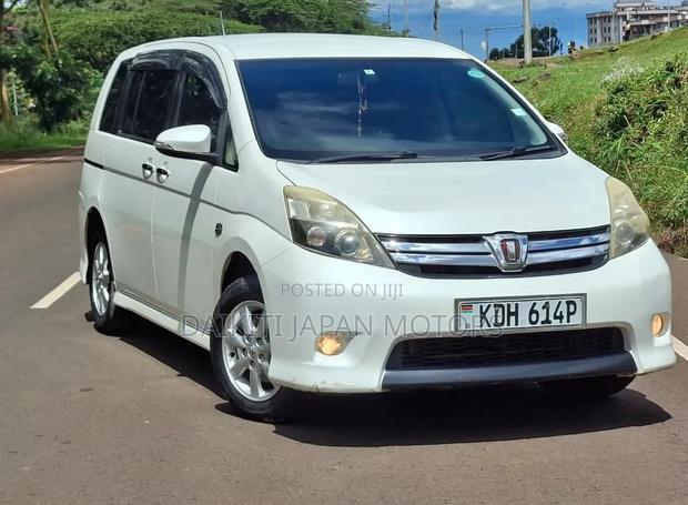 Toyota ISIS 2014 Pearl