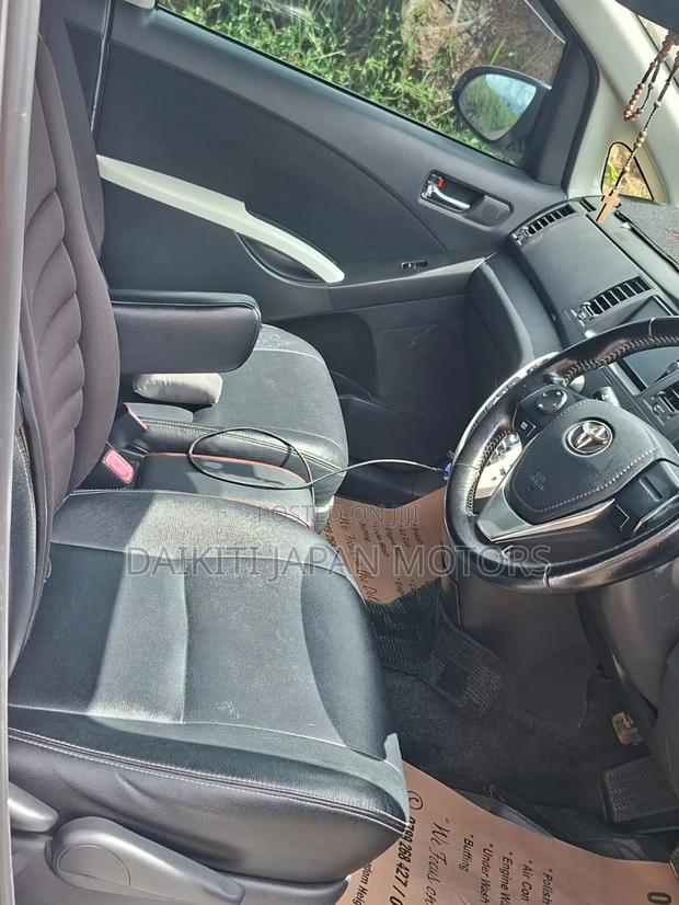 Toyota ISIS 2014 Pearl