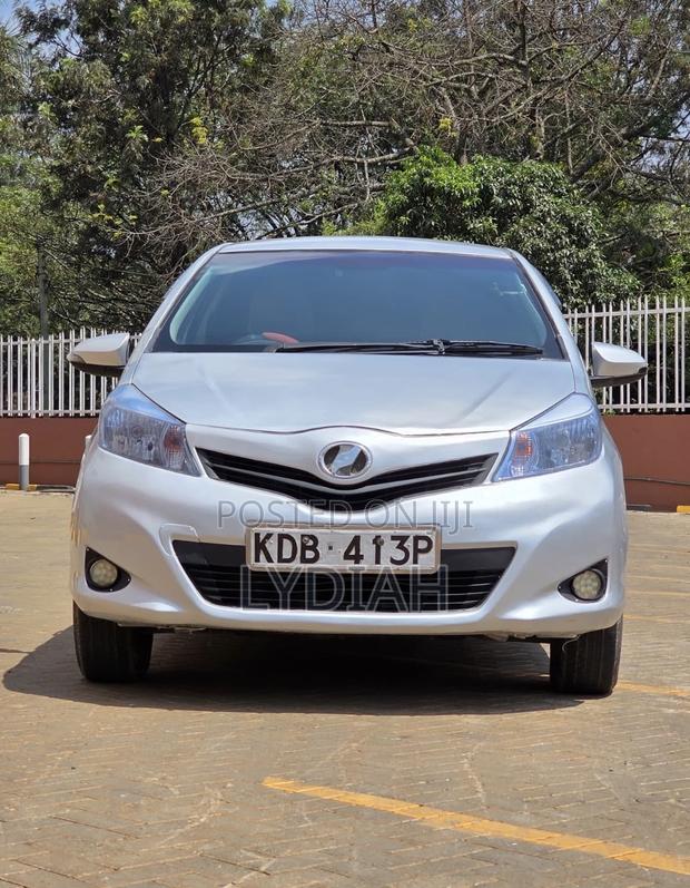 Toyota Vitz 2013 Silver