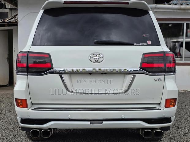 Toyota Land Cruiser 2010 White