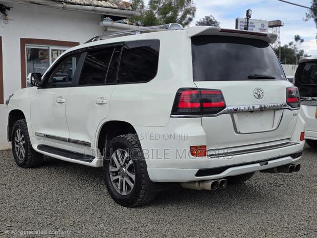 Toyota Land Cruiser 2010 White