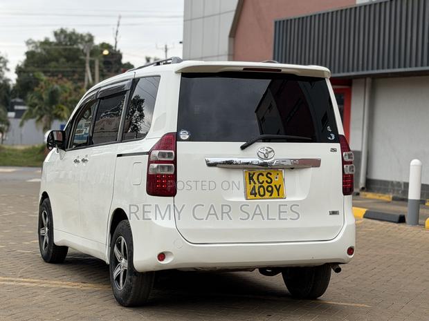 Toyota Noah 2011 White