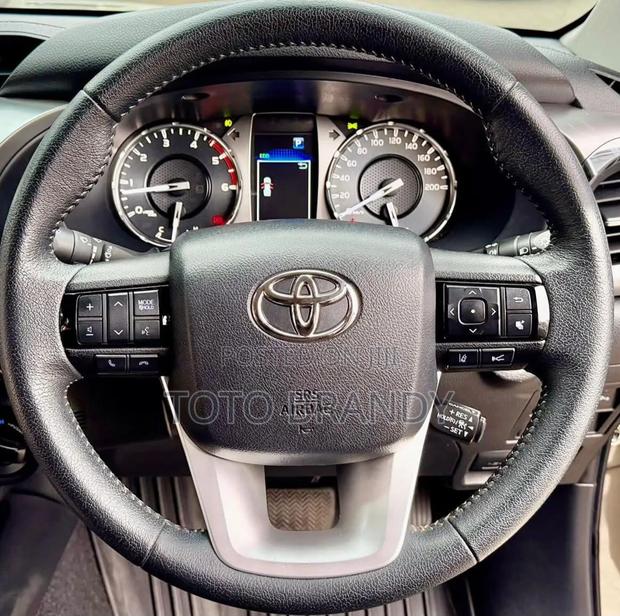 Toyota Hilux 2022 Green