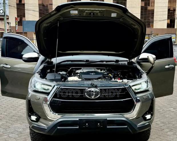 Toyota Hilux 2022 Green
