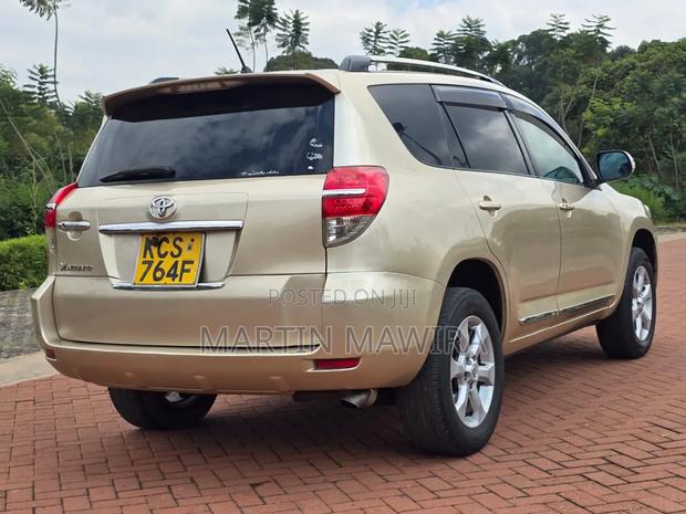 Toyota Vanguard 2011 Gold