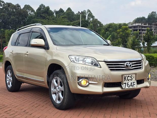 Toyota Vanguard 2011 Gold