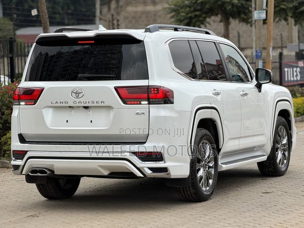 Toyota Land Cruiser LC300 2023 White