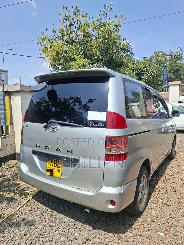 Toyota Noah 2004 Silver