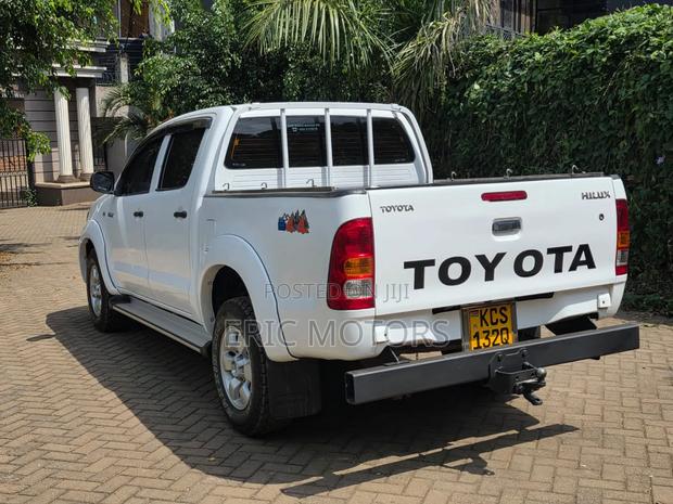 Toyota Hilux 2011 White