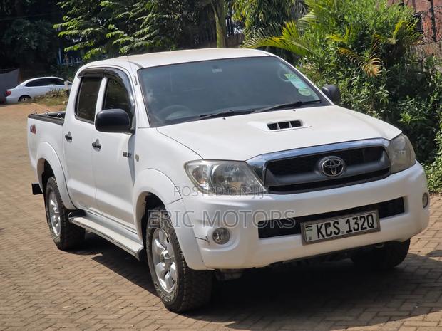 Toyota Hilux 2011 White