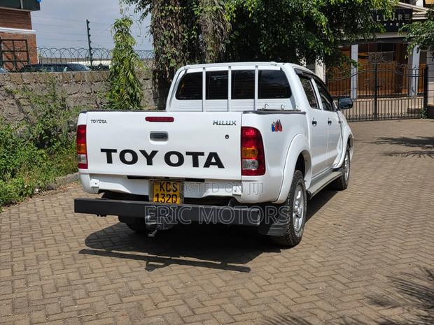 Toyota Hilux 2011 White